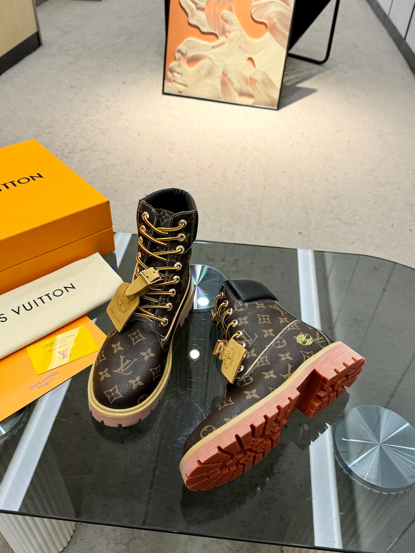 👟👟Ex-factory price 560👟👟 Men's size +20 Top version: 🏆Louis Vuitton x Timberland co-branded Via Instagram Lv ²⁰²4𝐬𝐬 Early autumn Timberland rhubarb boots worn by many stars 💯Multiple sets of outfits, autumn and winter limited edition👊 It is very difficult to buy at counters. This will be the first explosive version to detonate early autumn. It is worthy of having a unique fashion trend leading style. It is highly recommended to buy. Fabric: first layer nubuck leather. Lining: cowhide lining. Outsole: two-color rubber (sole thickness 5cm). Size: Female 35-41 (41 customized) Male 39-45 (45 customized)